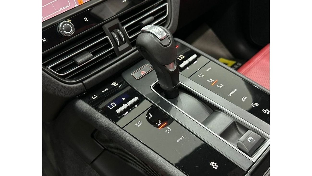 بورش ماكان 2023 Porsche Macan, December 2024 Porsche Warranty, Full Porsche Service History, Low Kms, GCC