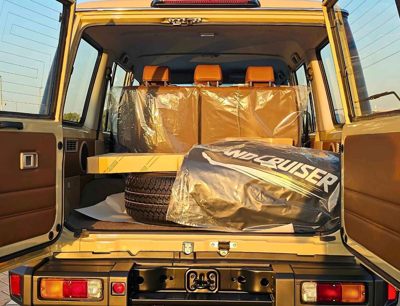 Toyota Land Cruiser 70 LC76 /4.0L PETROL A/T / TOP VARIANT / DIFF LOCK / REFRIGETOR / FULL OPTION / CODE#68081