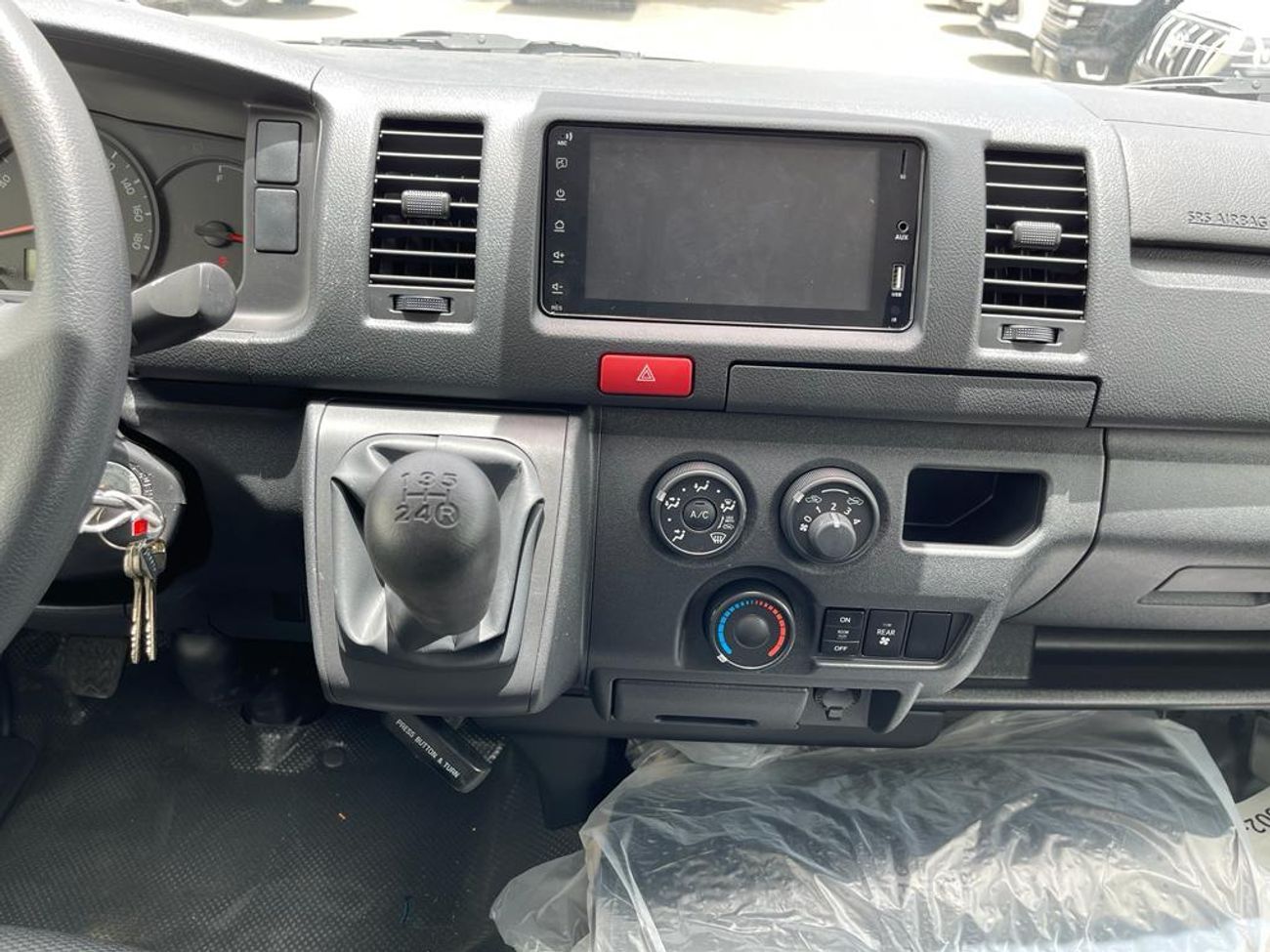 تويوتا هاياس toyota hiace 2025 standardroof  103000aed export