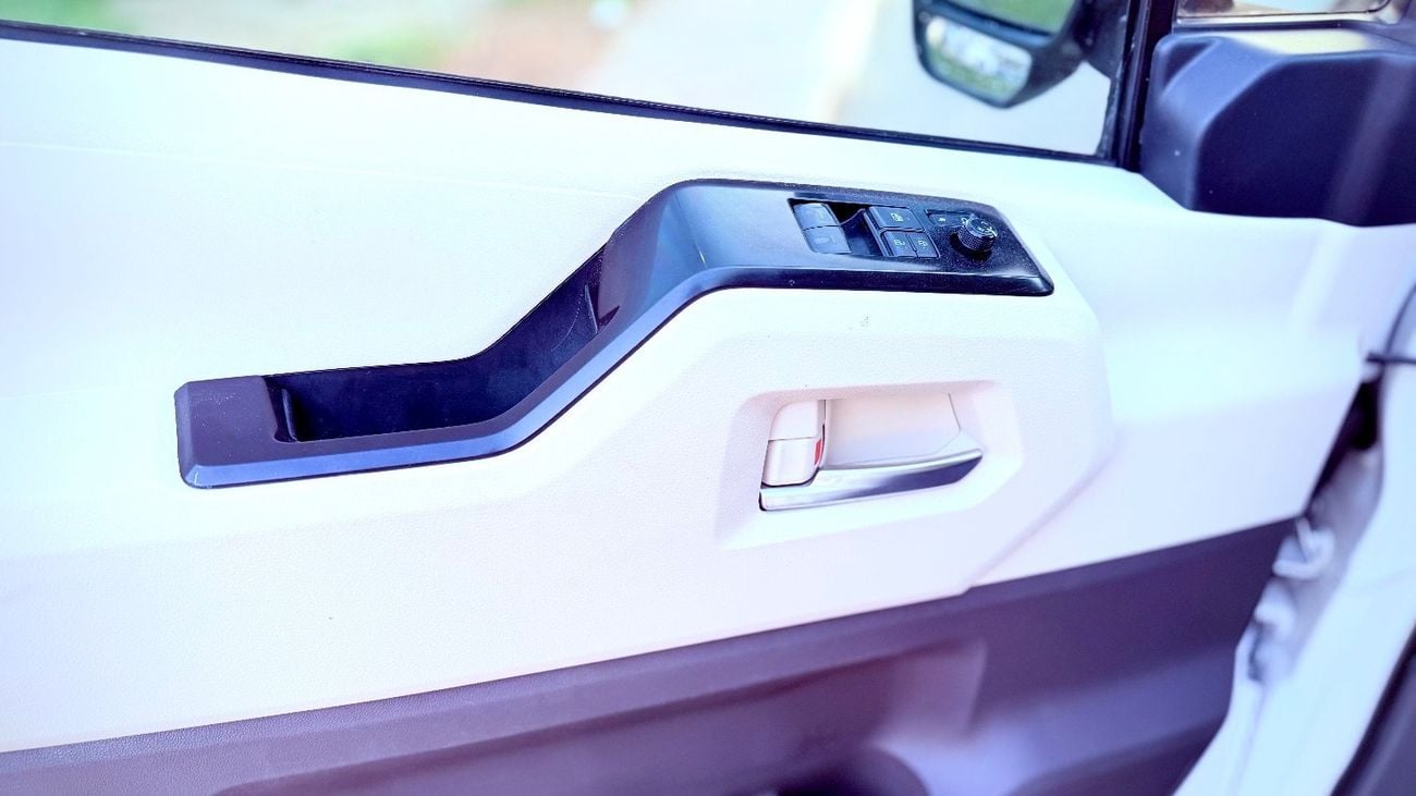 تويوتا هاياس DLS -High Roof Commuter 2.8L M/T