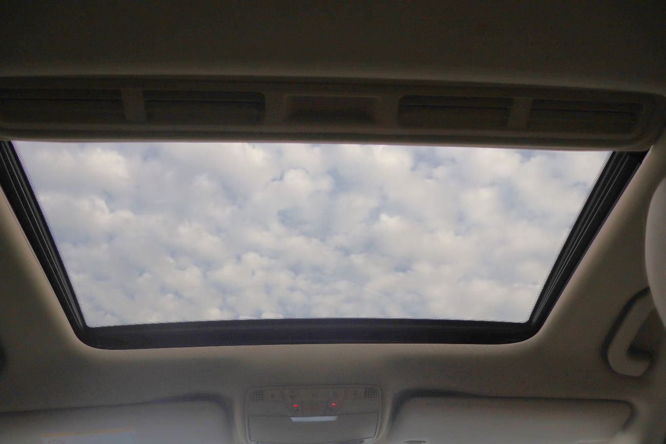 Mercedes-Benz E300 Premium 2.0L