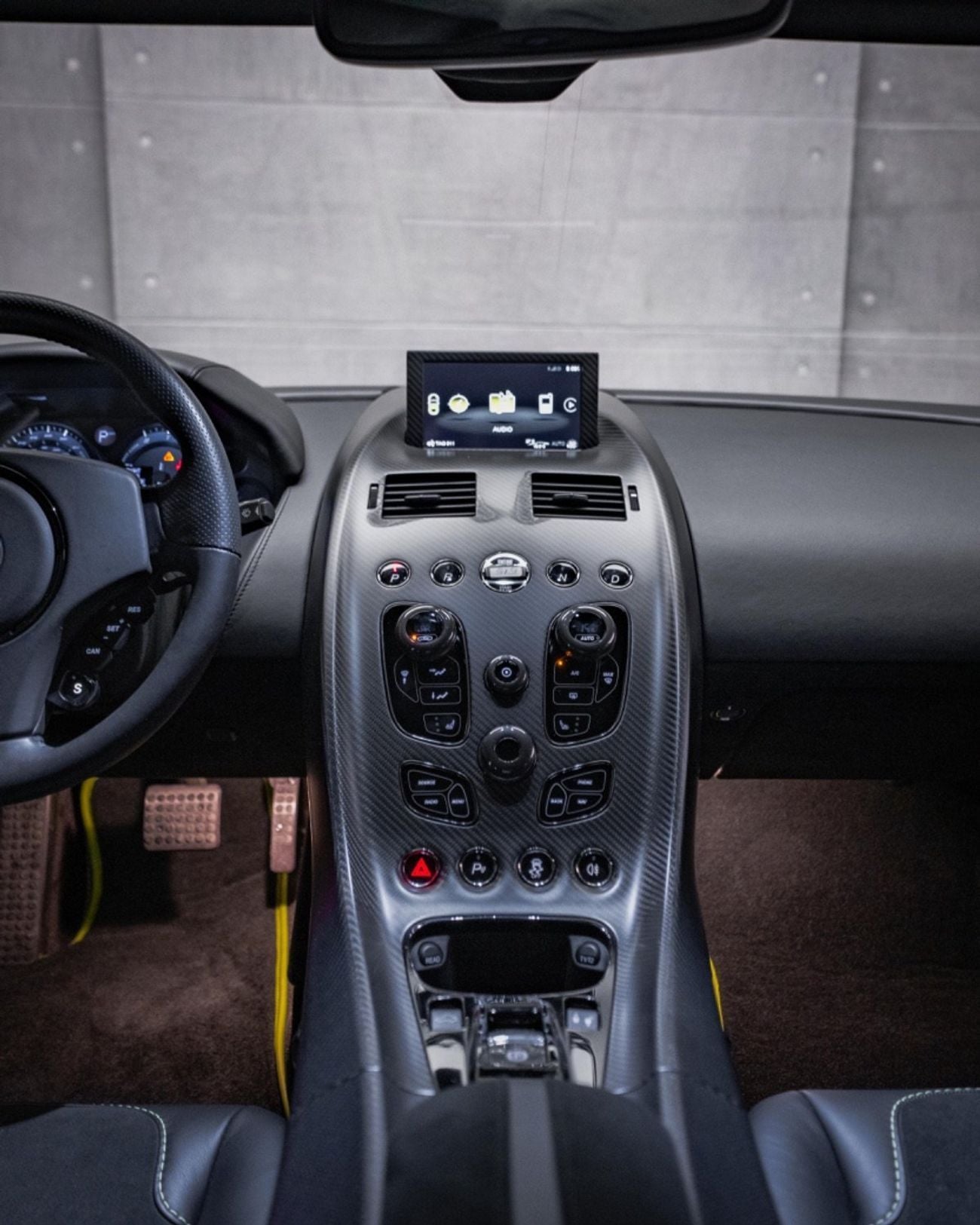 أستون مارتن DB11 AMR 5.2L