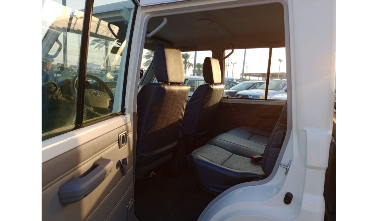 تويوتا لاند كروزر بيك آب Double Cabin V6 , 4.5L DIESEL 4WD M/T 4DOORS 2023 WHITE