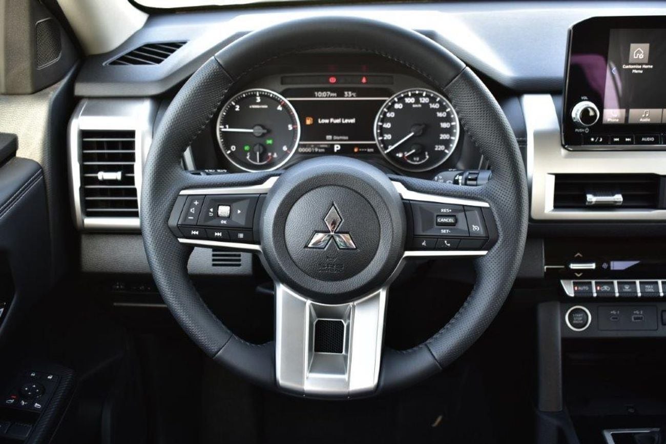 Mitsubishi L200 GL L200 SPORTERO 2.4L DIESEL A/T FULL OPTION DOUBLE CABIN PICKUP