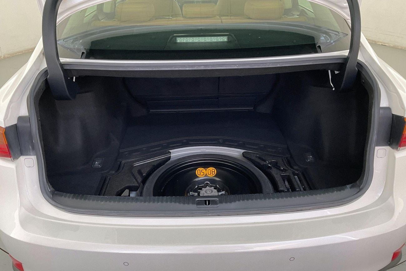 لكزس IS 300 Premier | upto AED 20,000 Ramadan Discount | شامل الضمان | 0 ﺪﻔﻋﺓ ﺃﻮﻟﻯ