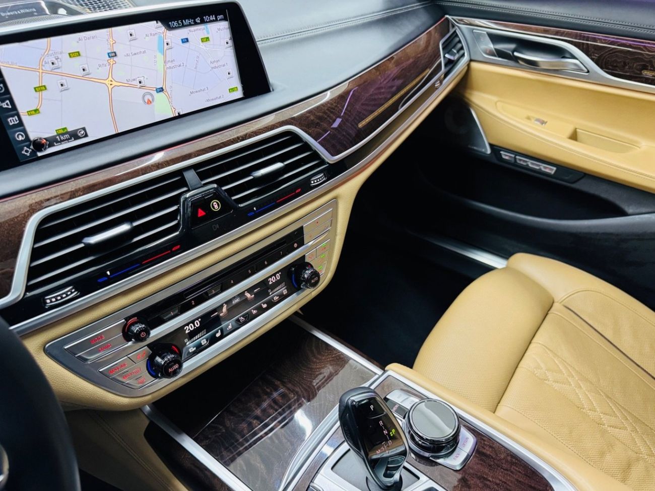 بي أم دبليو 750Li Luxury 4.4L (523 HP)