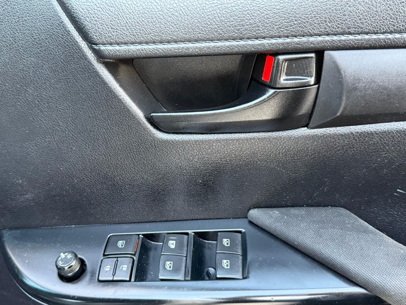 تويوتا هيلوكس Facelift SR Right Hand Drive