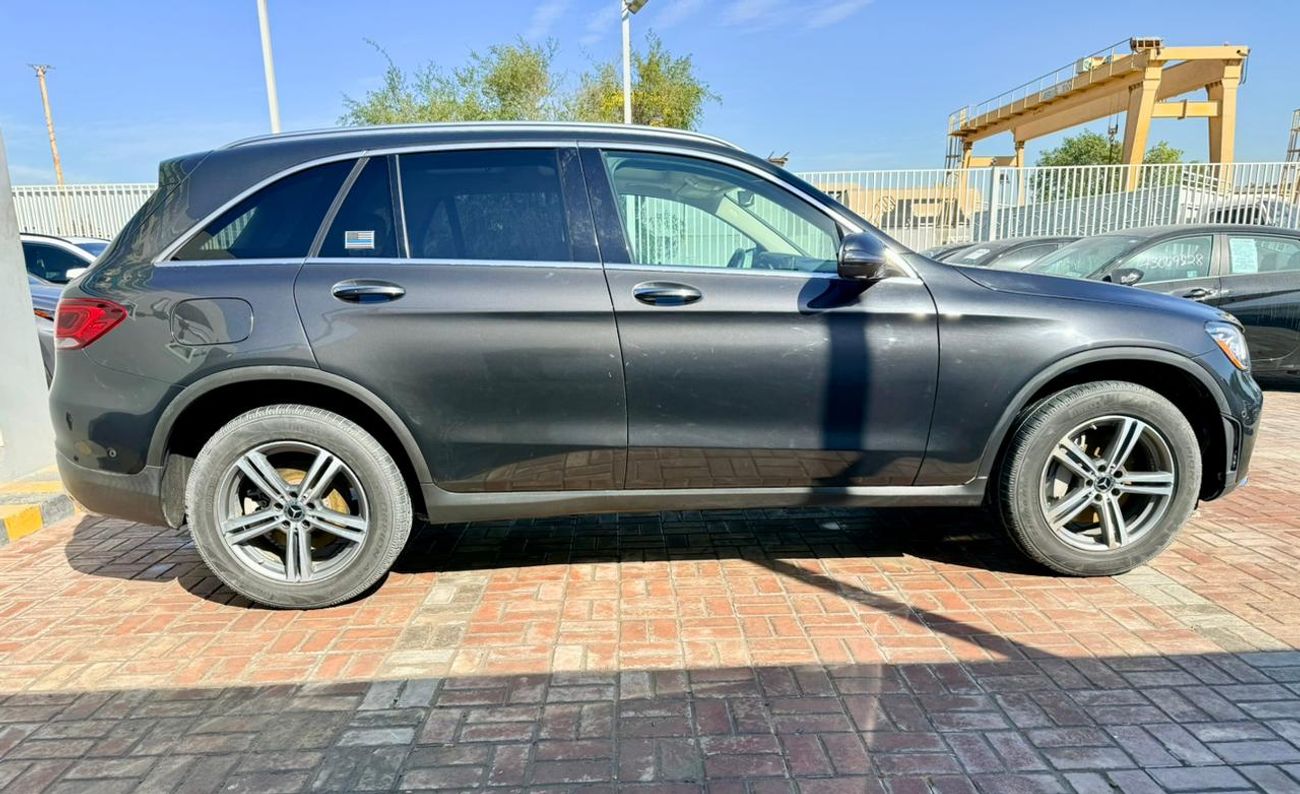 مرسيدس بنز GLC 300 2020 Mercedes benz GLC C300 4matic 4x4 full option Panoramic roof. 360 cameras. Auto parking etc