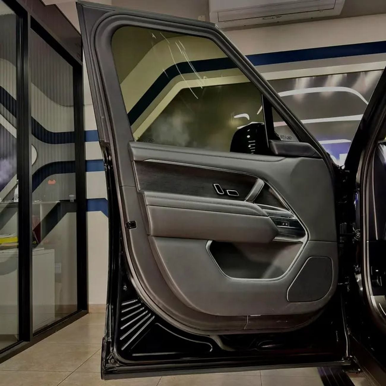 Land Rover Range Rover Vogue First Edition - GCC/ Specs