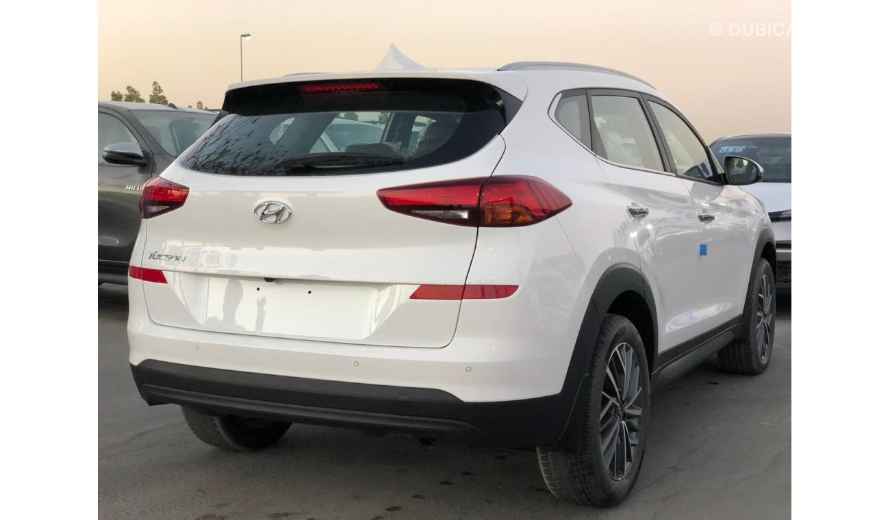 Hyundai Tucson 2.0 لتر ، جنوط ألمنيوم مقاس 18 بوصة ، فرامل سفلية ، دي في دي + كاميرا خلفية ، بدء التشغيل ، شاحن لاس