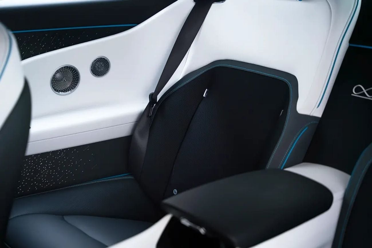 رولز رويس سبيكتر Black Badge | European Specs