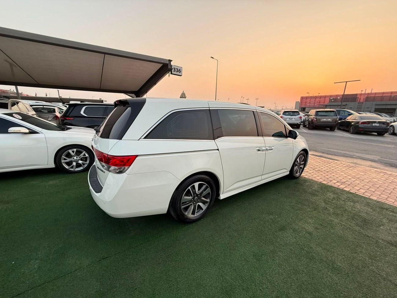 Honda Odyssey TOURING fully loaded in showroom condition