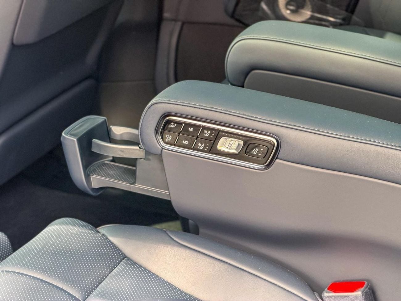 زيكر 9X 2025 ZEEKR 9X Ultra 55KWH I Range 1250KM  I2.0L DM-I Plugin Hybrid (898HP) I warranty&service