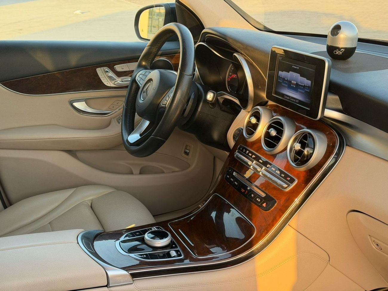 مرسيدس بنز GLC 300 4MATIC 2.0L