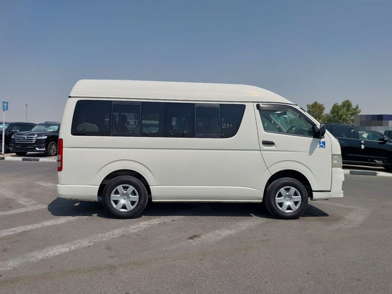 Toyota Hiace TOYOTA HIACE COMMUTER VAN 2013 RHD 3.0 L DIESEL AUTOMATIC (PM63050)