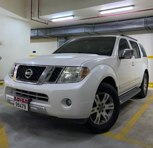 Nissan Pathfinder LE