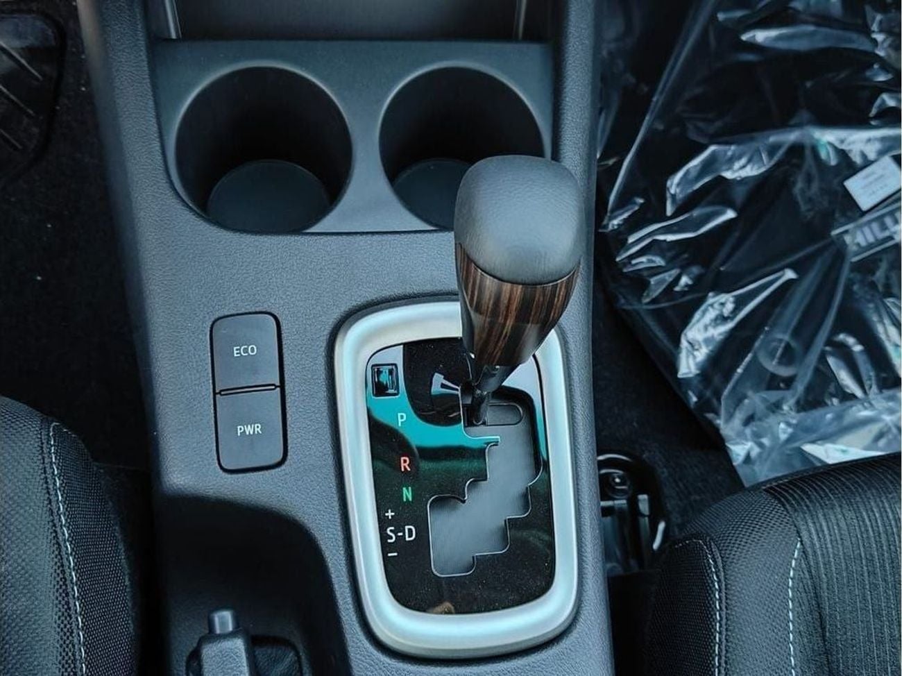 تويوتا هيلوكس SGLX TOYOTA HILUX 2.7 SR5 4x4 DOUBLE CABIN PETROL AUTOMATIC FULL OPTION 2025 MODEL