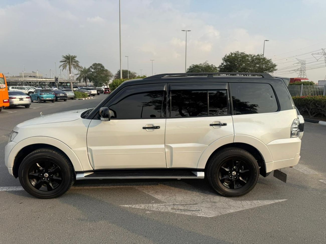 Mitsubishi Pajero SIGNATURE EDITION / SUNROOF / LEATHER SEATS / BLACK EDITION RIMS
