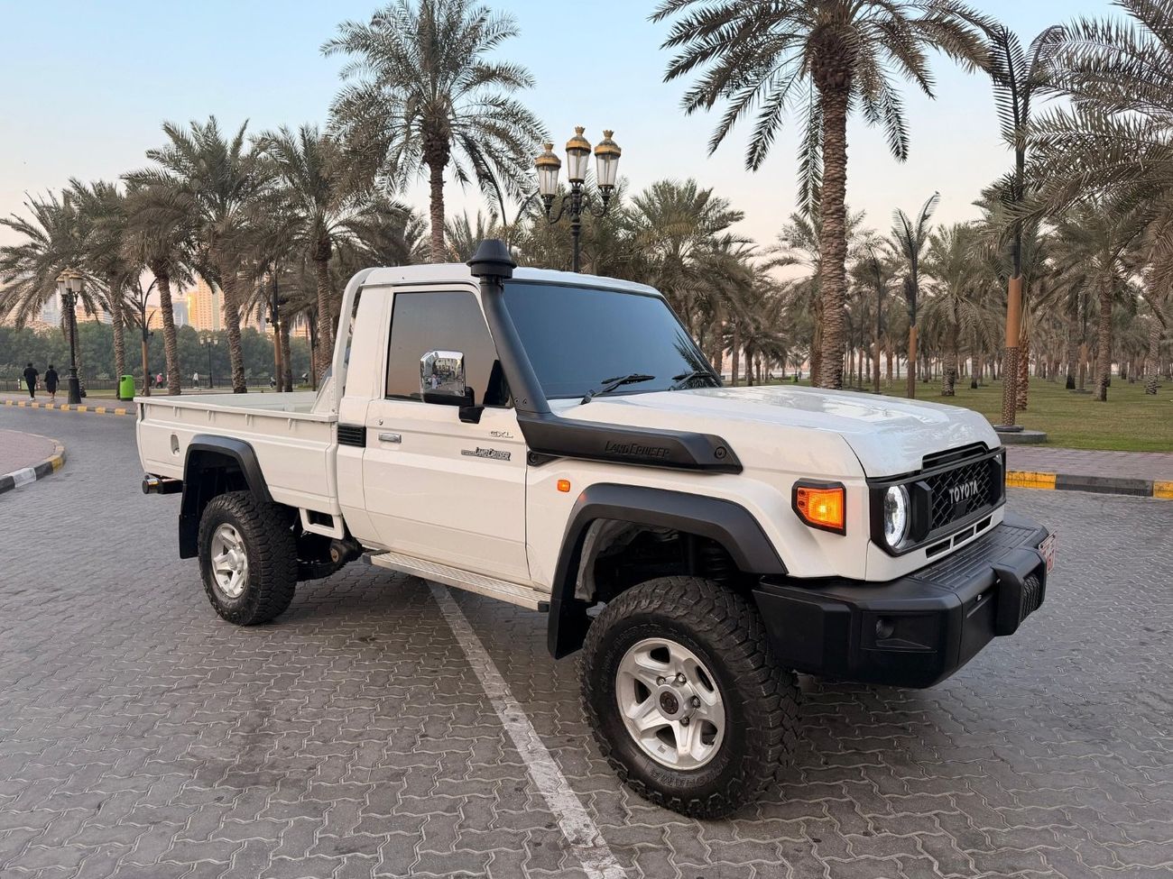 تويوتا لاند كروزر بيك آب GXL V8 Turbo Diesel Right Hand Drive