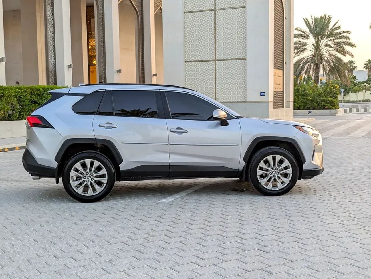 تويوتا راف ٤ XLE Premium 4X4 - American Specs - GCC Ready!