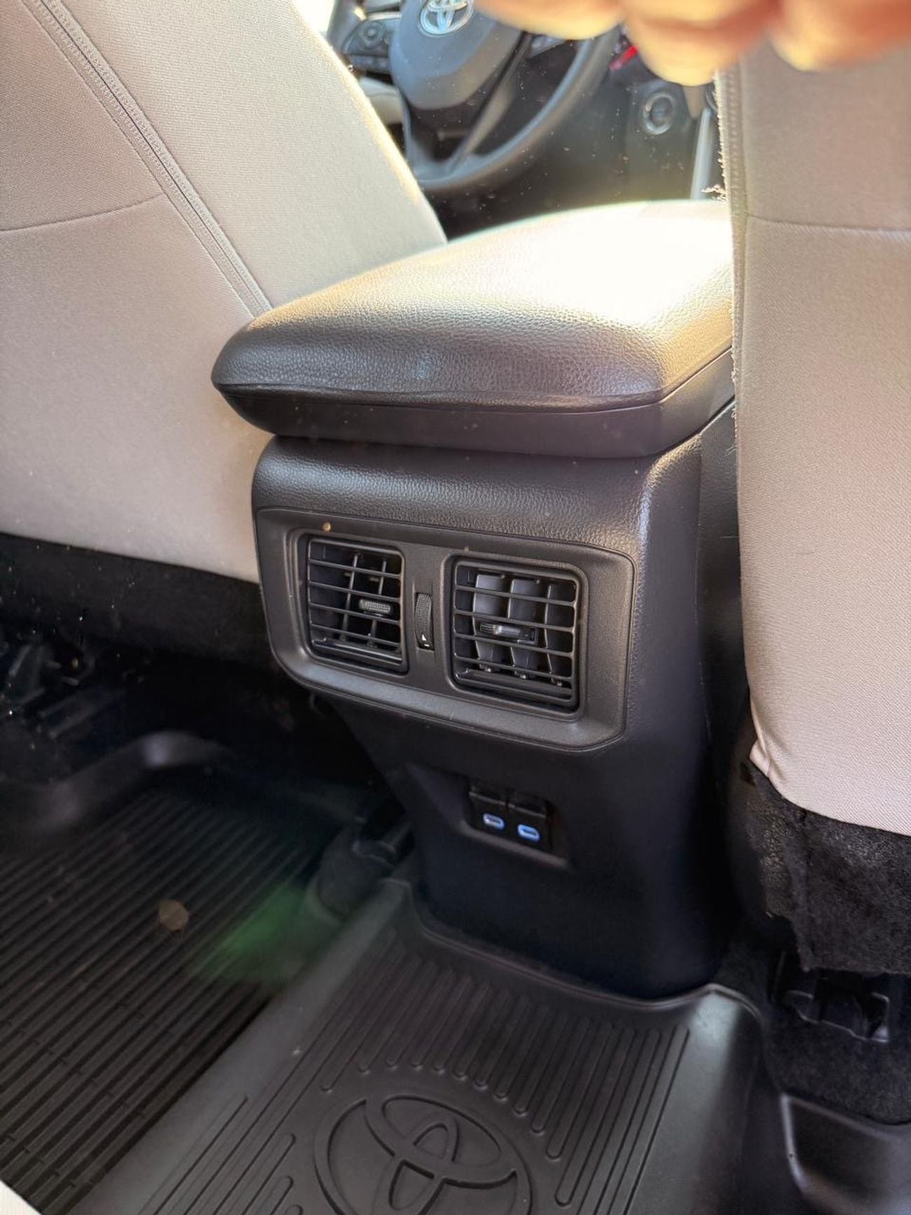 تويوتا راف ٤ XLE Full Option 2022 with sunroof, push start