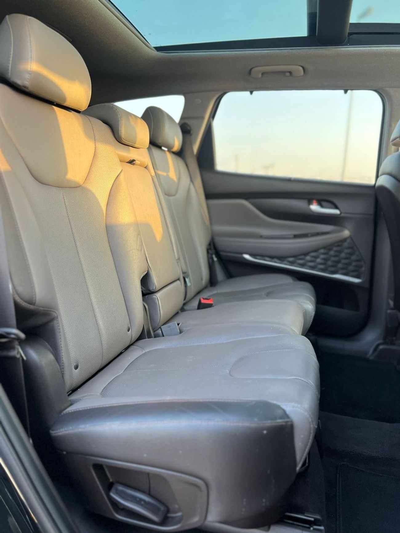 Hyundai Santa Fe 2019 Hyundai Santa - Full Option - 2.4L - V4 - Panoramic View - Push Start - Leather and Electric-36