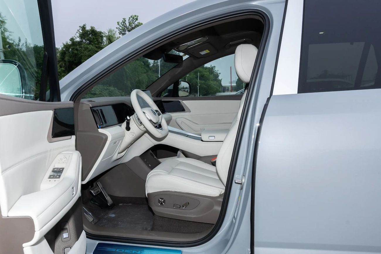 Denza N8L 2.0T three-motor hybrid