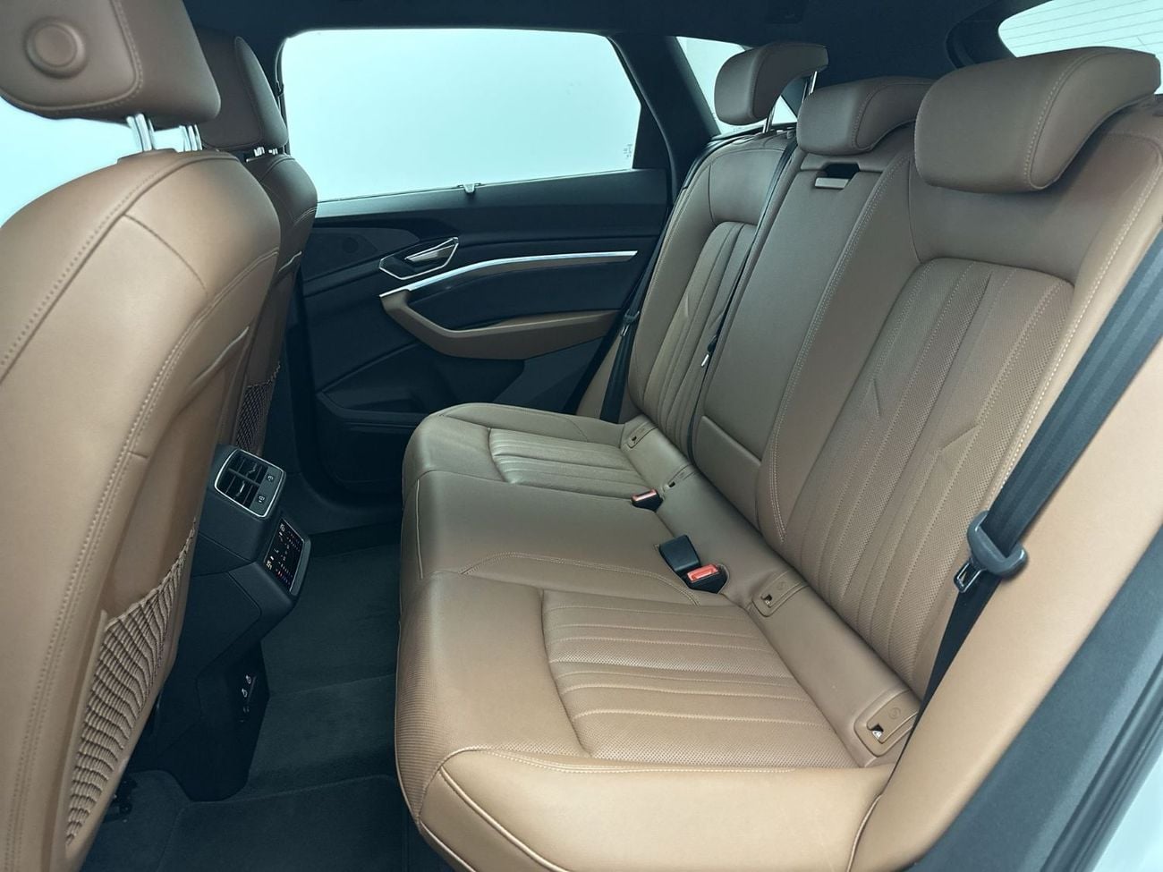 أودي Q8 إي ترون 55 quattro Advanced Q8 Advanced 55 e-tron quat 408hp (Ref# 28451)