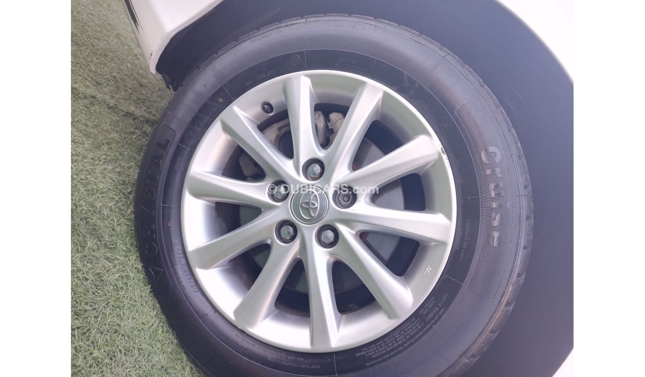 تويوتا كامري خليجى لون أبيض داخل بيج رقم 2 بدون حوادث مثبت سرعة تحكم رنجات حساسات جناح خلفى CD  - FM بحالة ممتازة