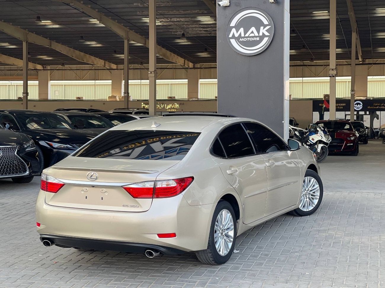 Lexus ES350 Platinum 3.5L 3.5 V6 / BIG SCREEN /COOLING AND HEATING SEATS / LOW MILEAGE / IN PERFECT CONDITION