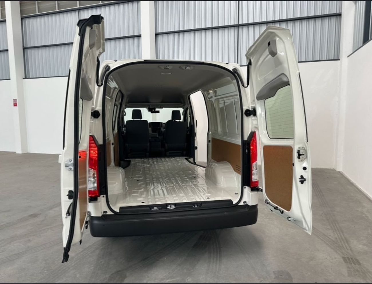 تويوتا هاياس HIACE 2.8 Diesel Automatic SLWB Dual Sliding Doors, Barn Rear Doors