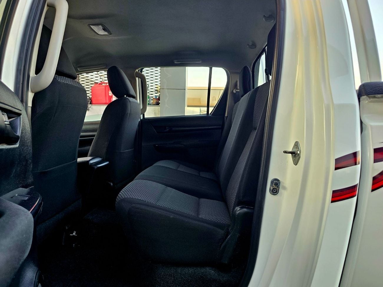 تويوتا هيلوكس SGLX HILUX DIESEL / AUTOMATIC / WIDE BODY/ AUTO WINDOWS / FULL OPTION