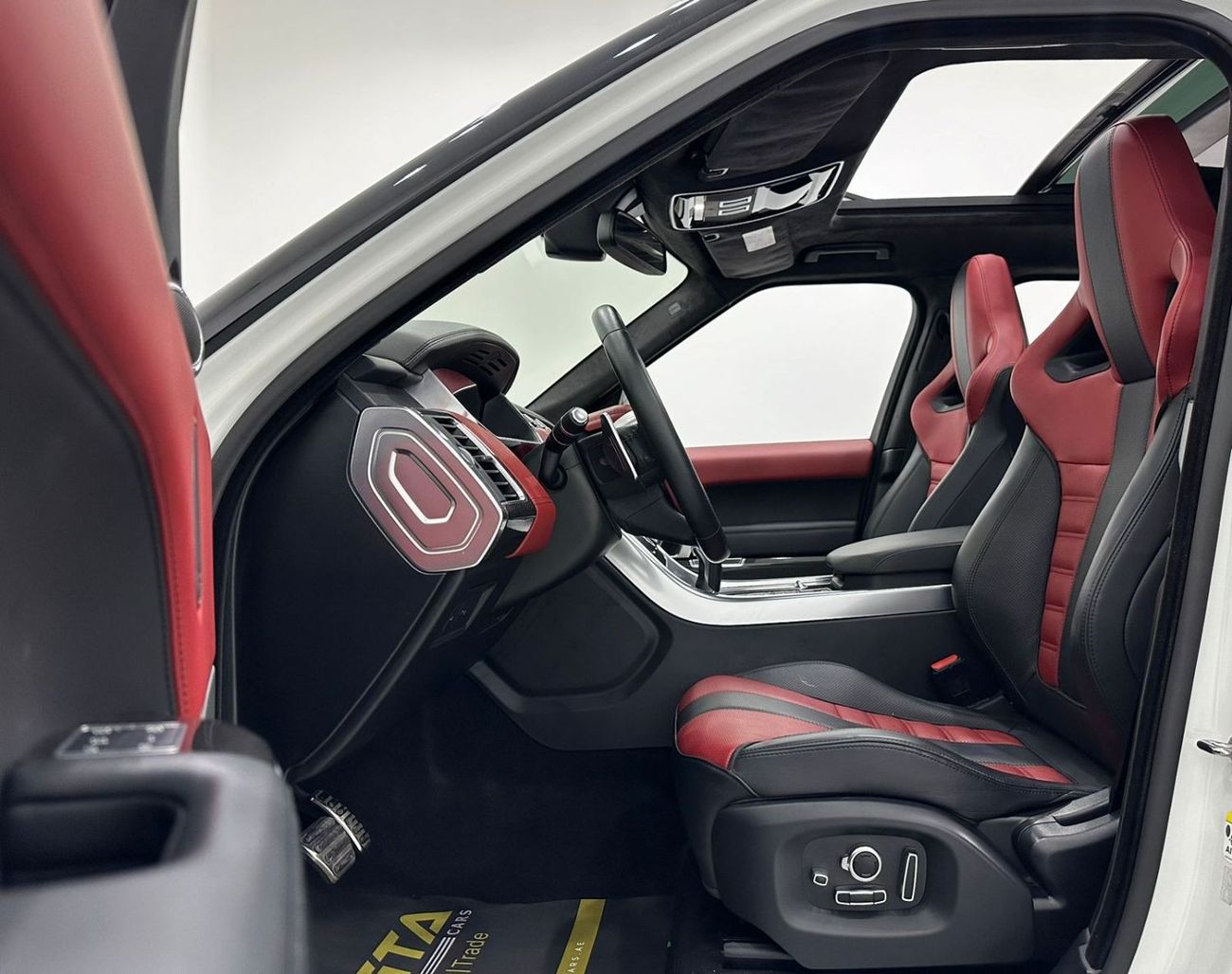 Land Rover Range Rover Sport 2016 Range Rover Sport SVR, Full Range Rover Service History, Full Options, GCC