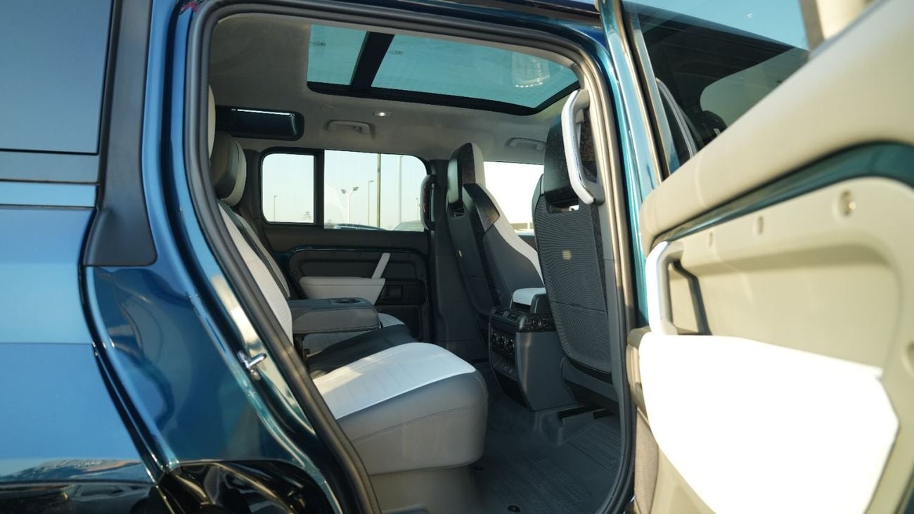 لاند روفر ديفندر OCTA V8 Sargasso Blue 2026MY Export Only