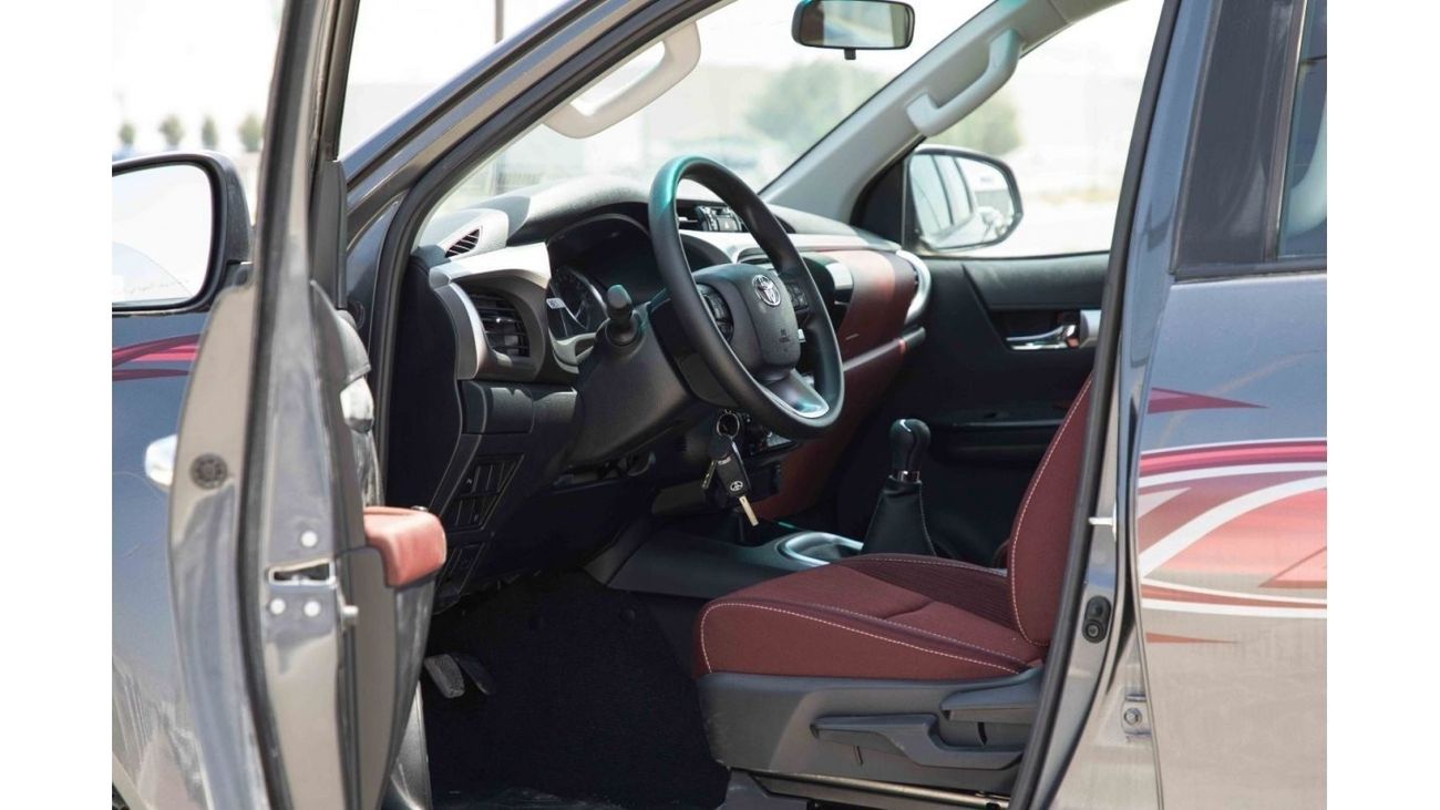 تويوتا هيلوكس تويوتا هيلوكس 4x4 DC 2.8 2023 - رمادي من الداخل عنابي