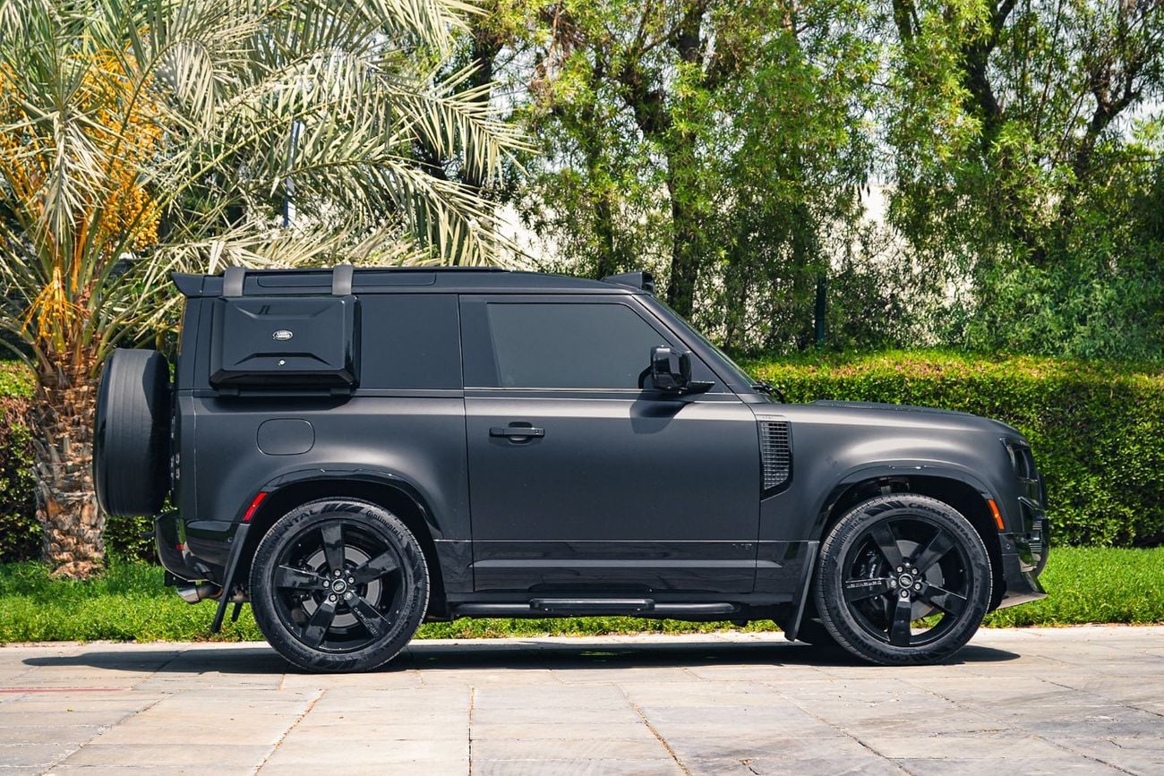 Land Rover Defender 90 P525 Fully Loaded with head up Display 2key interior carbon fiber trims completely covered by mat PPf Wit