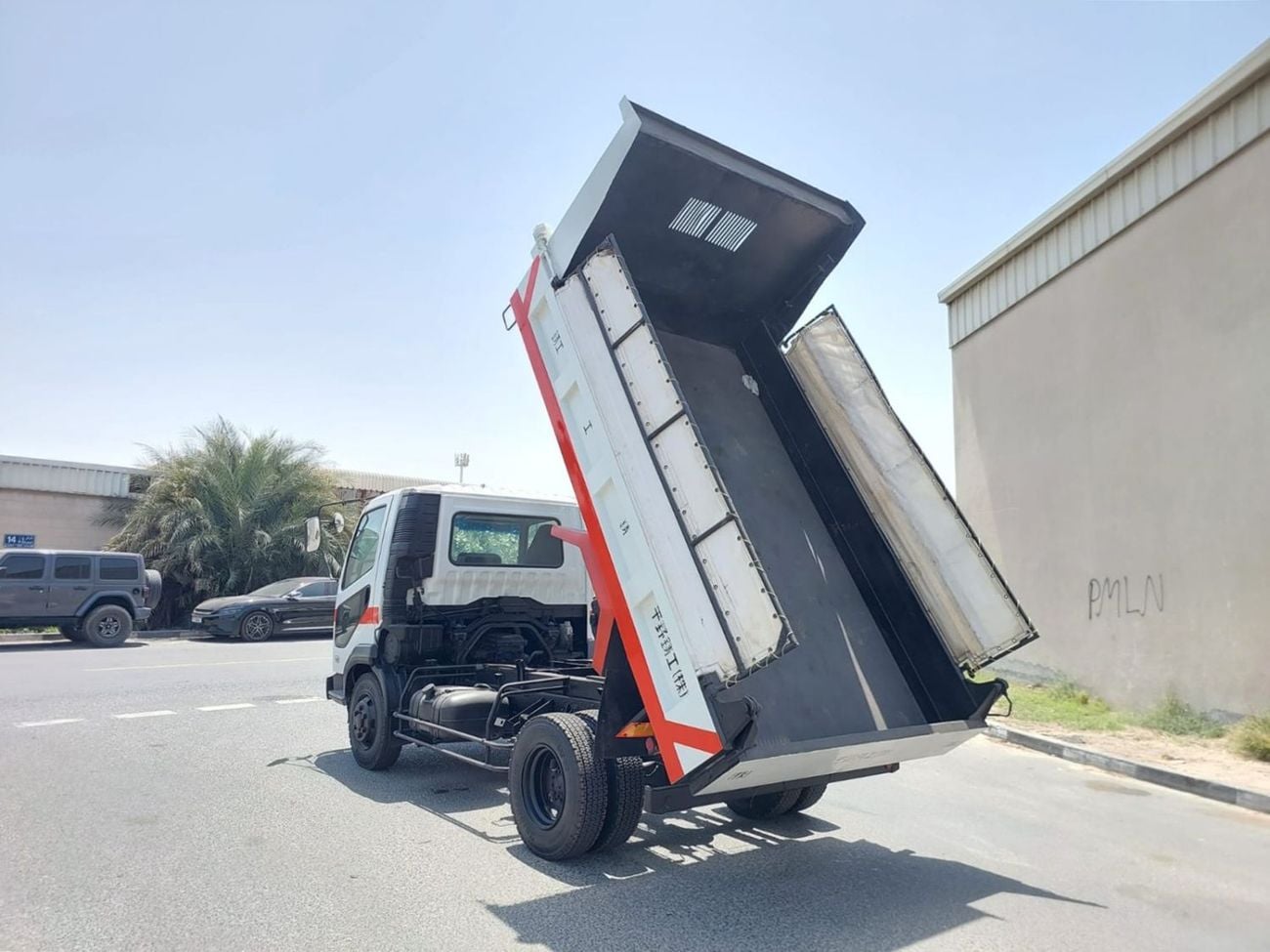 ميتسوبيشي فايتر MITSUBISHI FIGHTER DUMPER TRUCK RHD 2003 MODEL 8.2 L DIESEL MANUAL(PM60964)