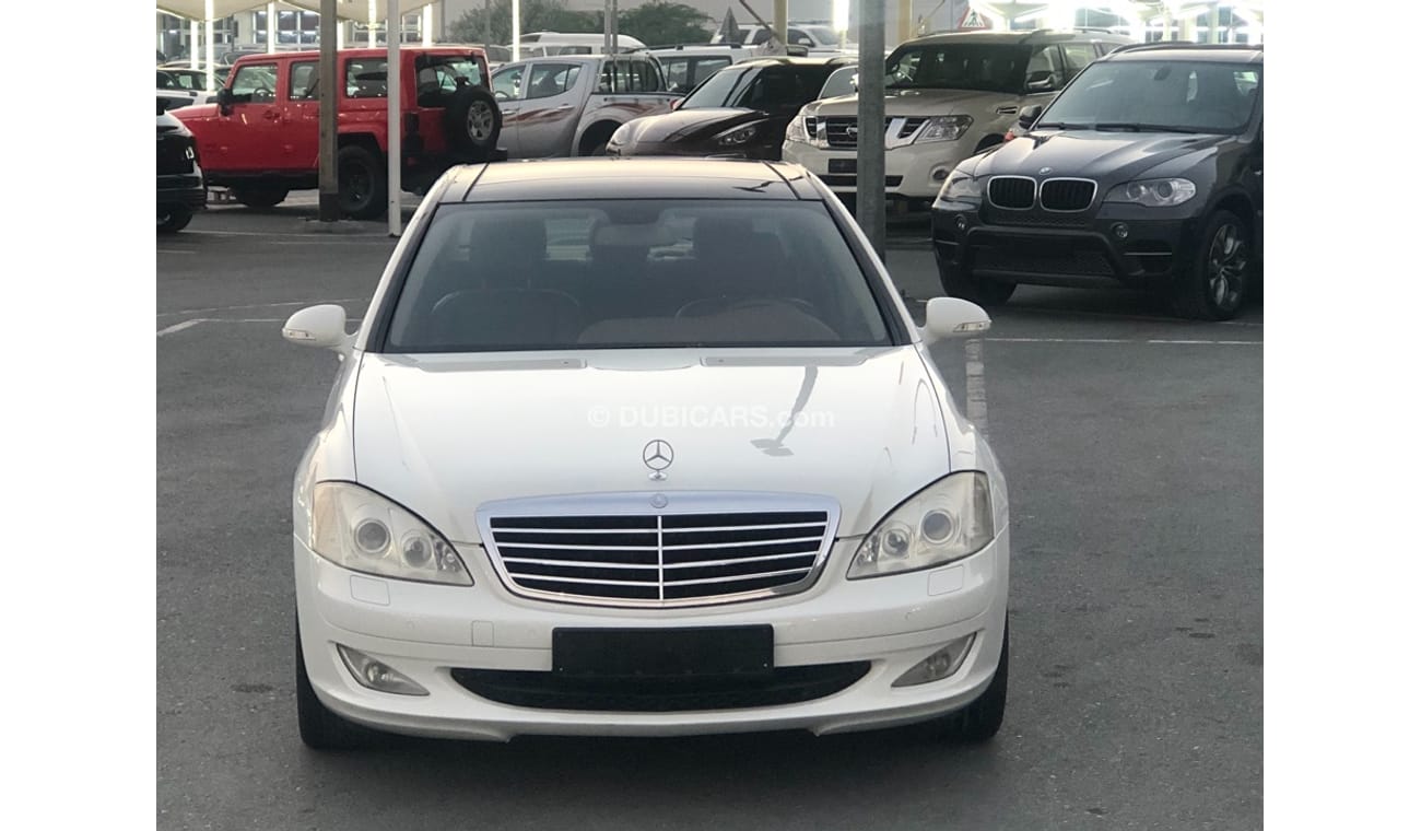 مرسيدس بنز S 350 موديل 2008 خليجي فل مواصفات بانوراما وتحكم كهربي كامل وكاميرا خلفيه ومدخل اسطوانات وبلوتوث و نفيجشن