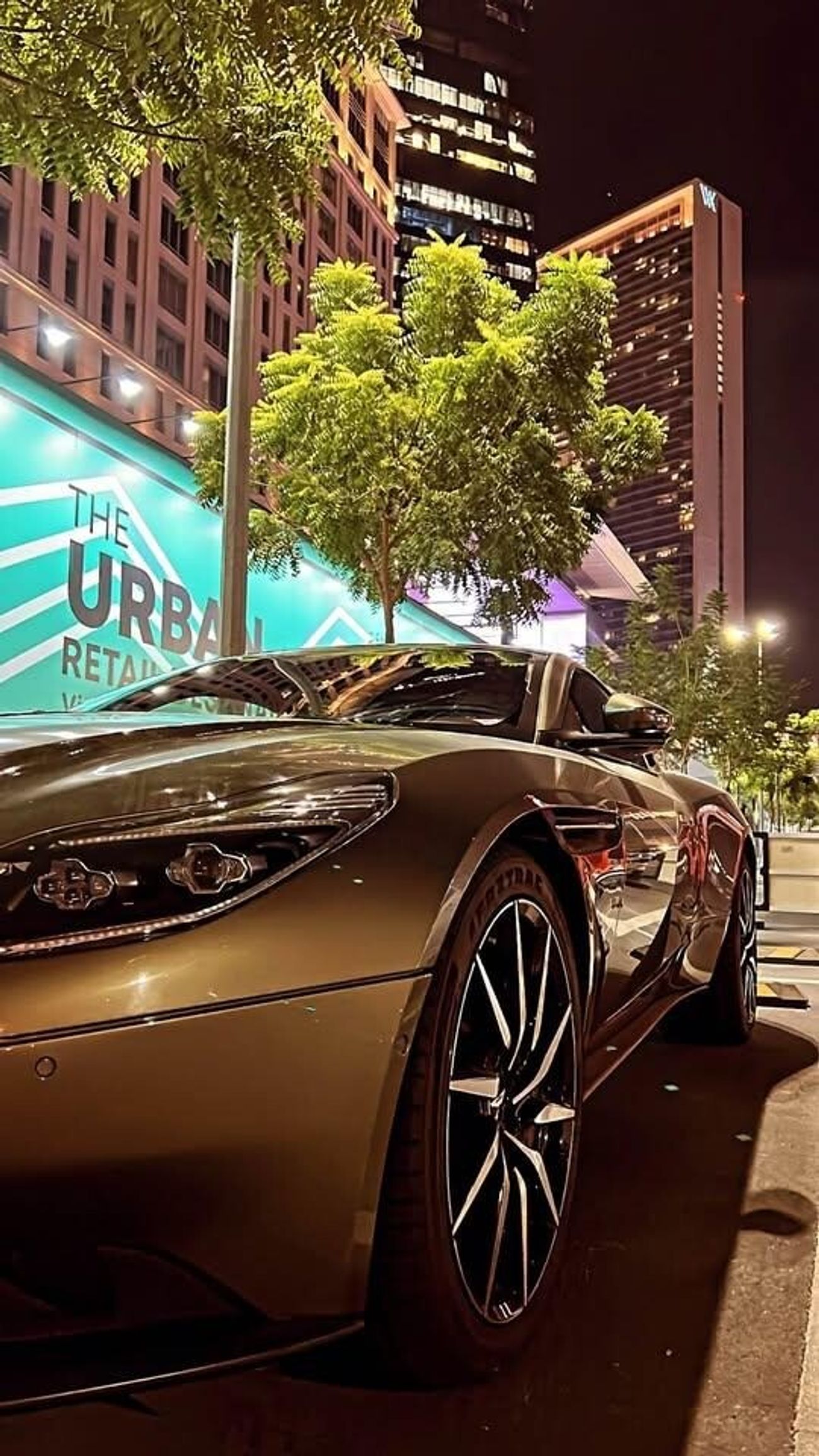 أستون مارتن DB11