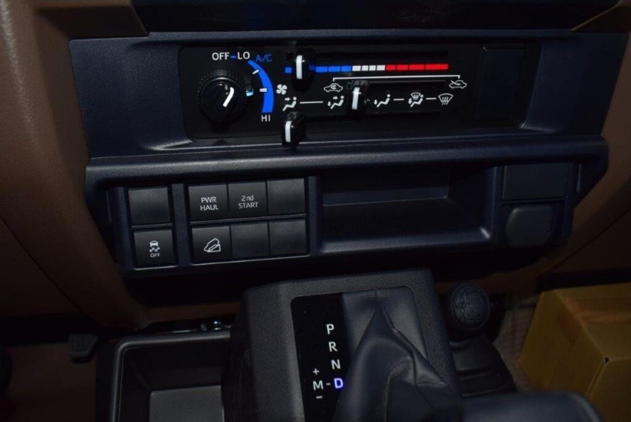 تويوتا لاند كروزر بيك آب 79 Double Cab 2.8L Turbo Diesel 4WD Automatic