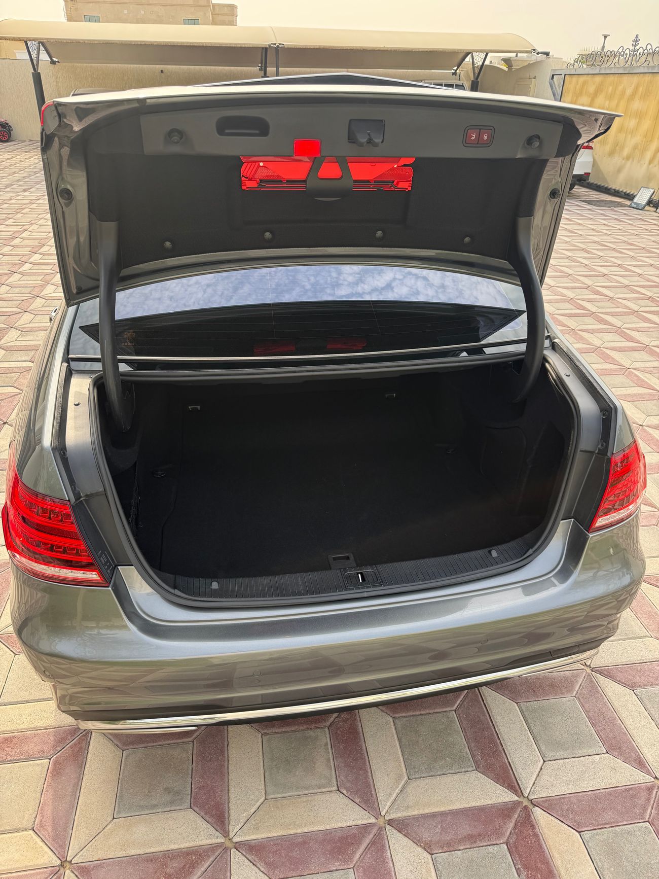 Mercedes-Benz E300 E class 300 GCC from gargash original paint no accident