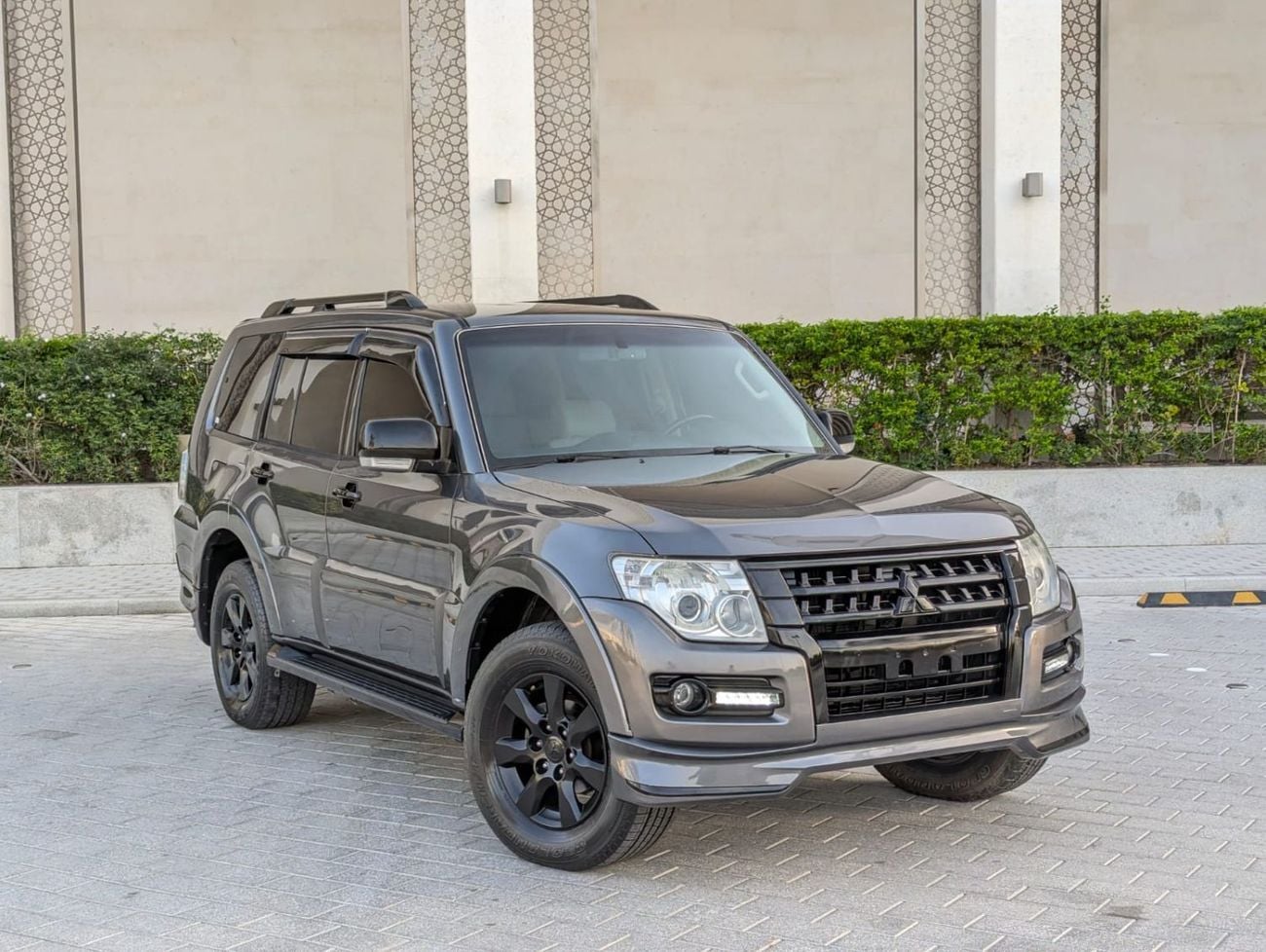Mitsubishi Pajero GLS HIGHLINE Mitsubishi Pajero 2017 grey LHD Petro engine