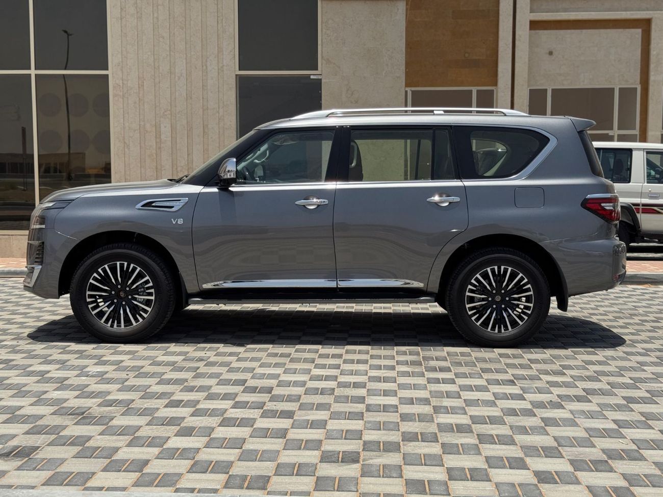 نيسان باترول نيسان باترول بلاتينيوم V8 موديل 2024 – رمادي | صفر كيلومتر | فل أوبشن