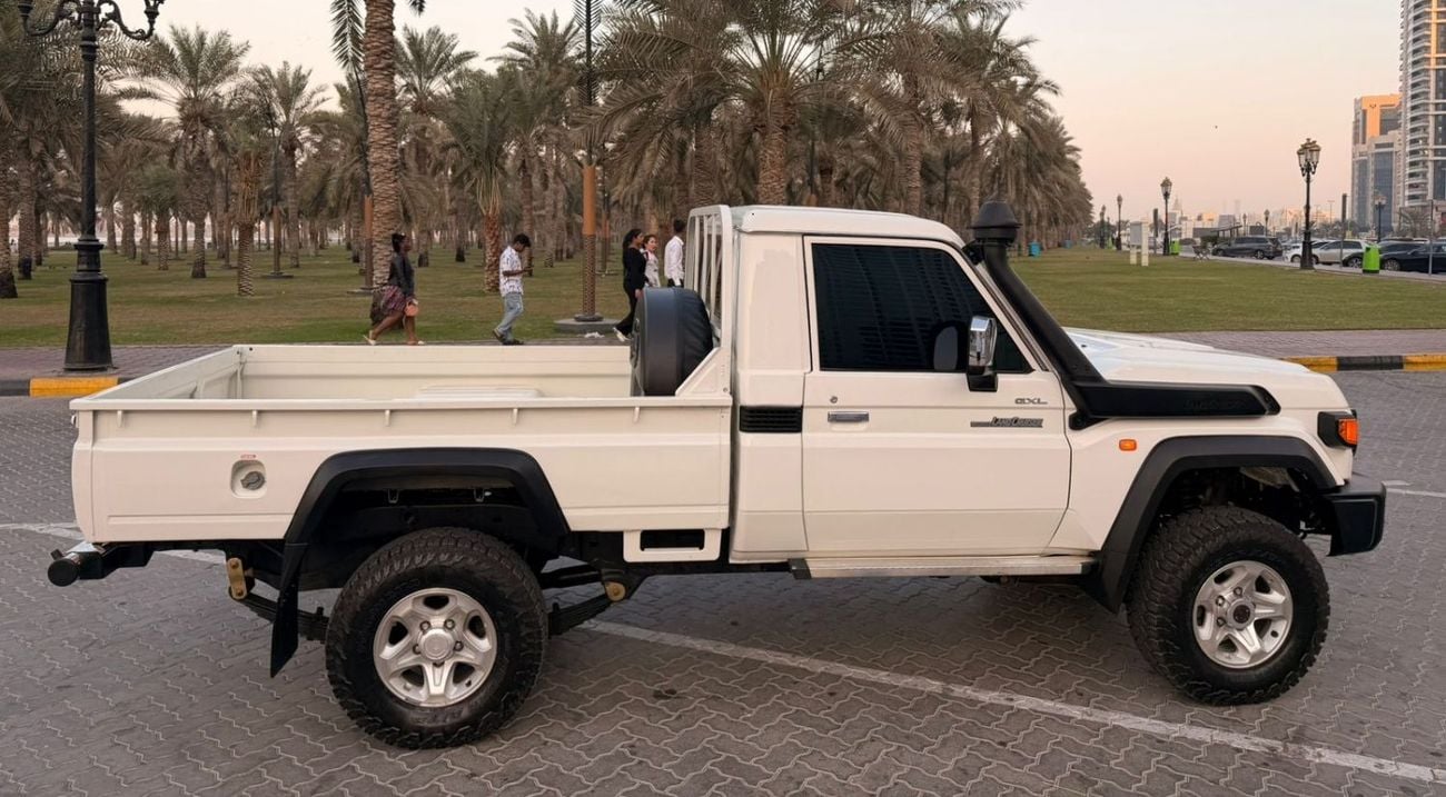 تويوتا لاند كروزر بيك آب diesel 4.5 liter ,right hand drive ,2024 shape ,year model 2017 ,only for export available