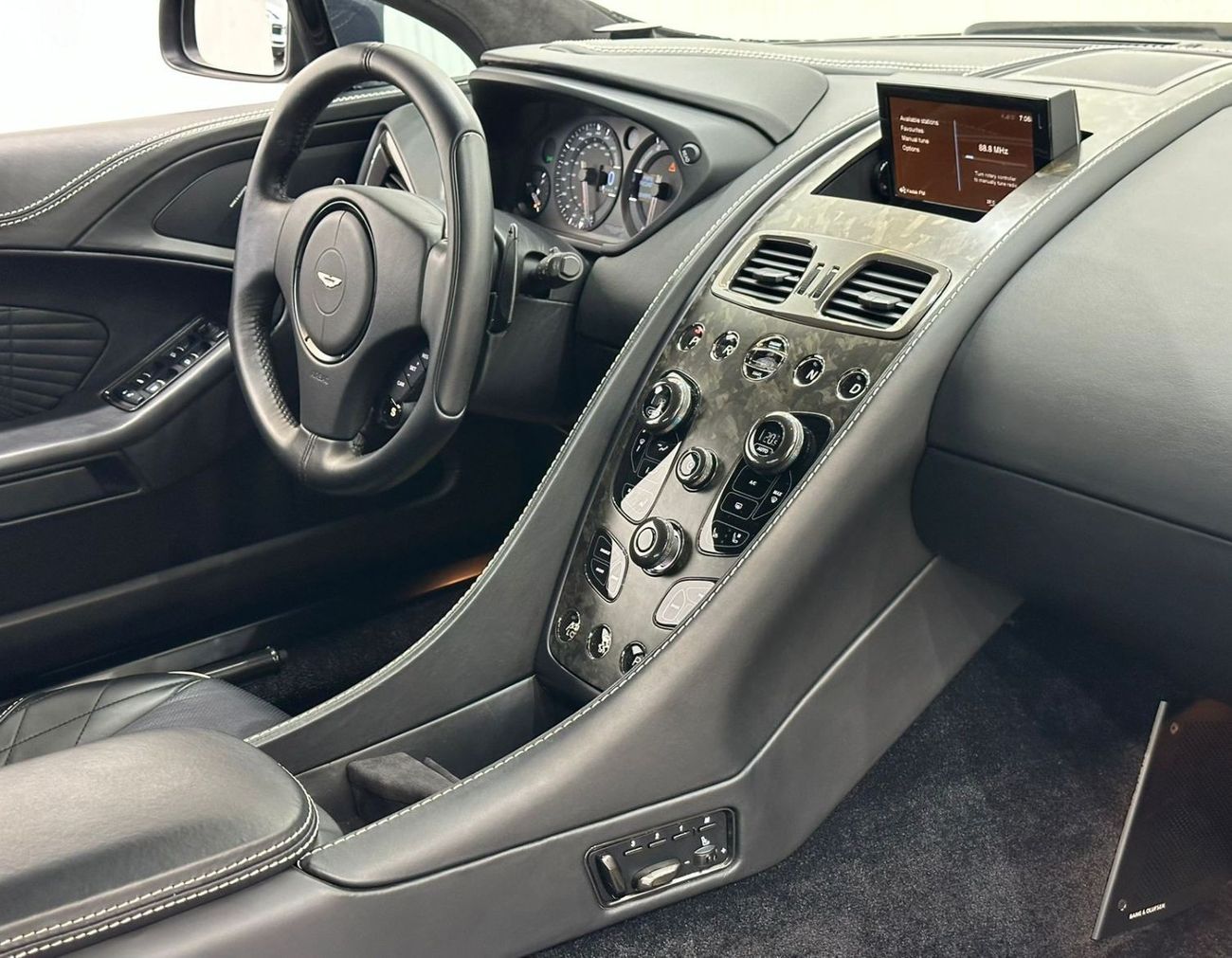 أستون مارتن فانكويش S 2017 Aston Martin Vanquish S, Warranty, Full Options, Very Low Kms, Excellent Condition