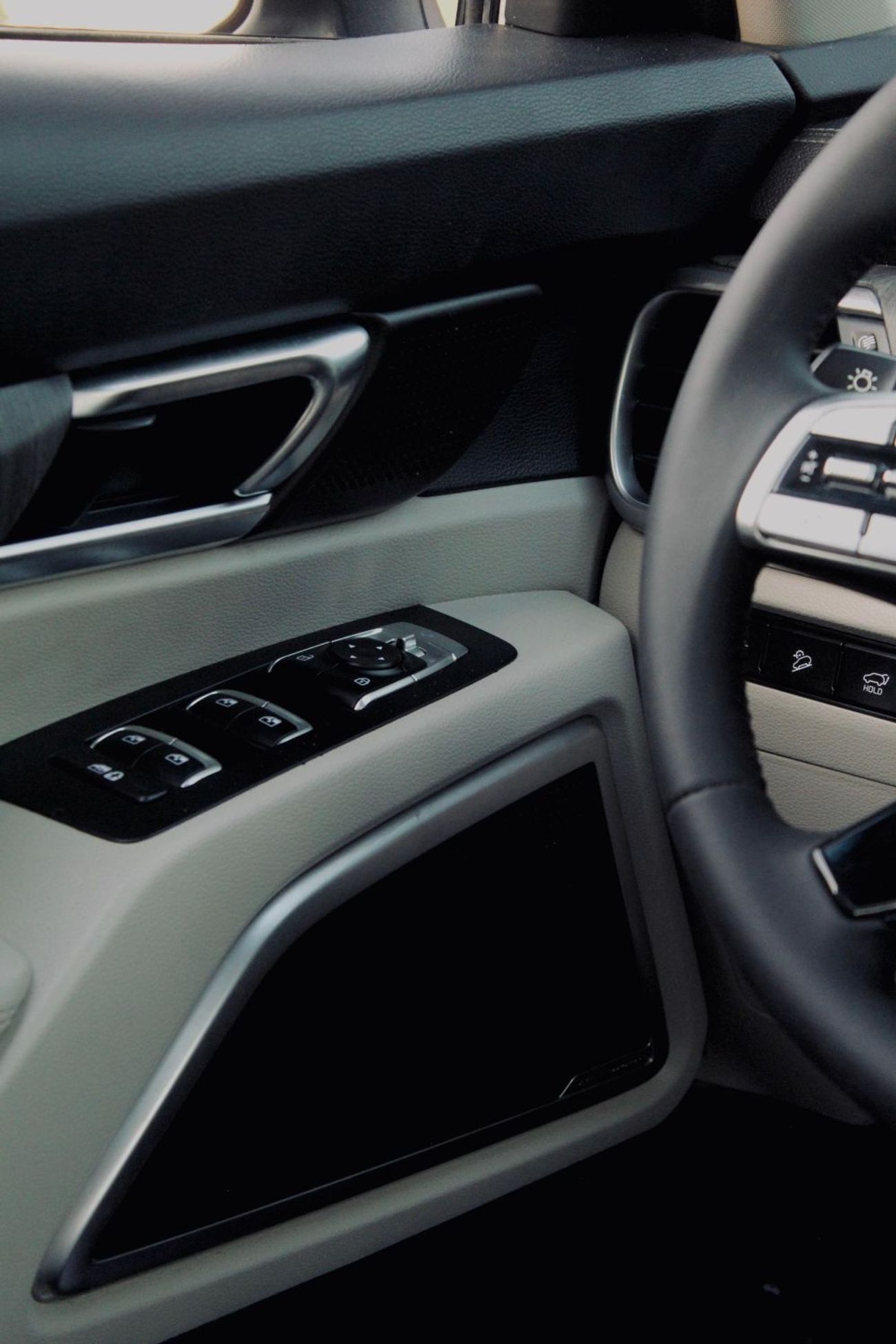 كيا تيلورايد The Kia Telluride is a popular 3-row, 7-8 seater midsize SUV, recognized for its luxurious, upscale 