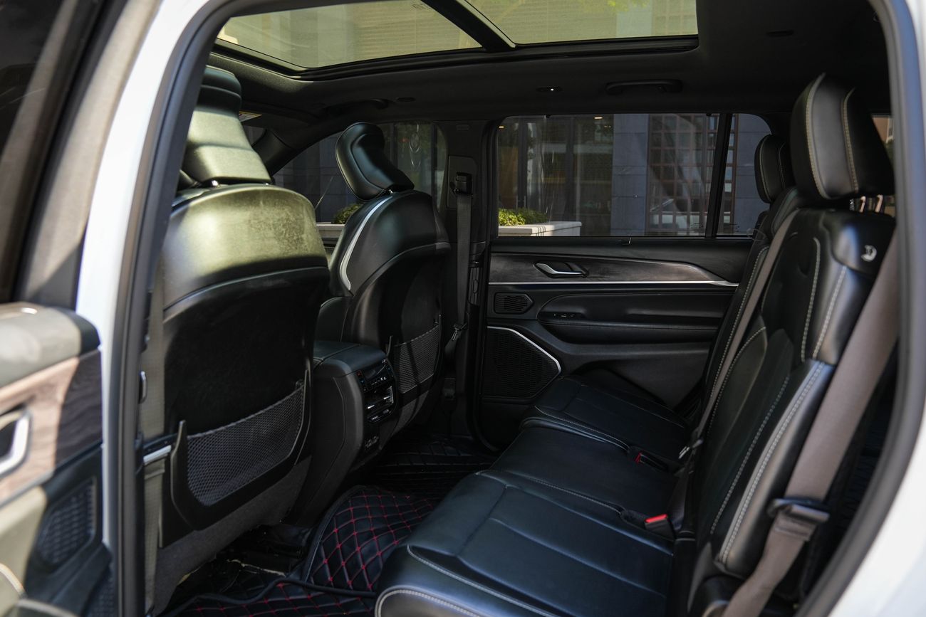 جيب جراند شيروكي overland 7seater