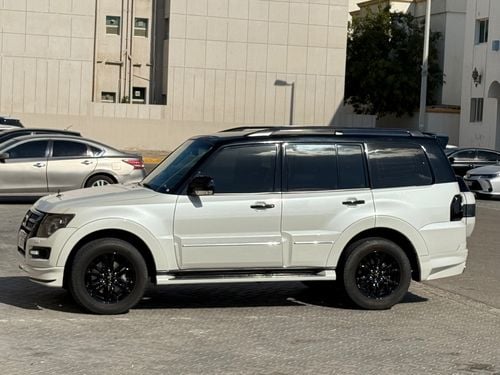 ميتسوبيشي باجيرو Signature