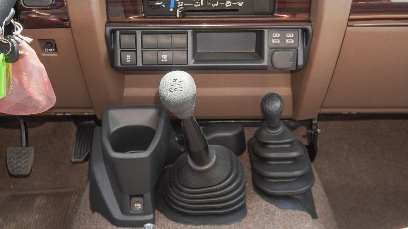 Toyota Land Cruiser 70 LX 4.0L M/T