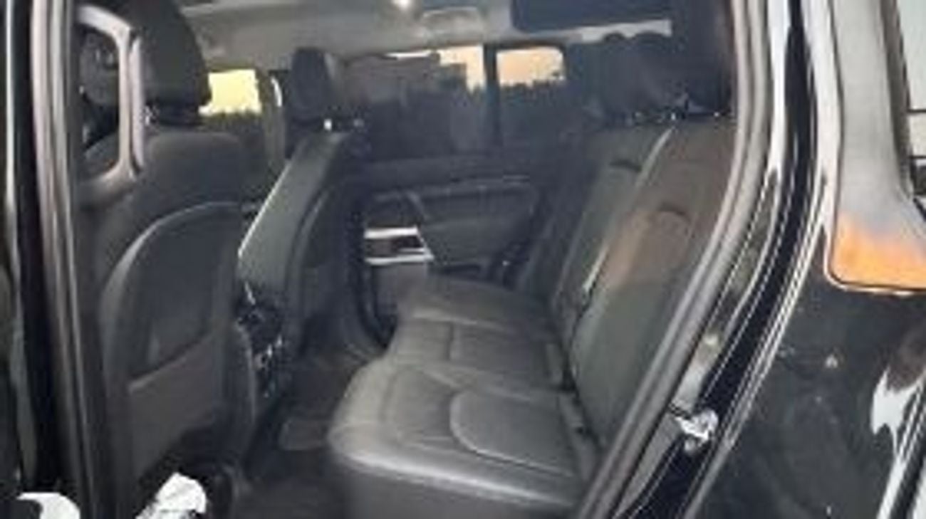 Land Rover Defender P400 . 6 cylinder  .Black edition . 22 rims  .USA